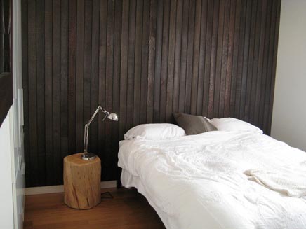 Holzwand in Schlafzimmer