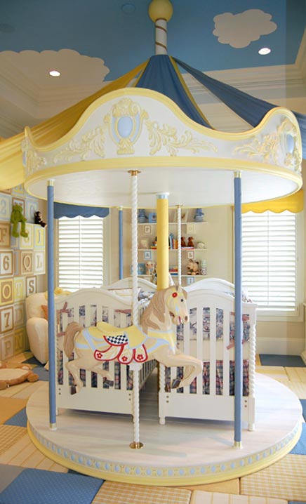 Kinderzimmer mit einem Karussell 