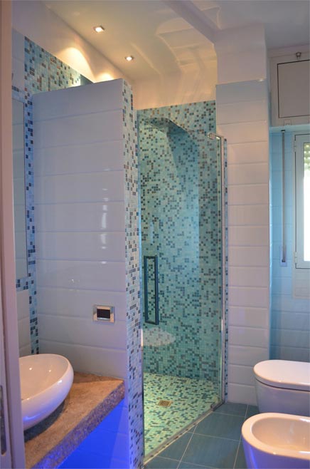 Kleines Badezimmer mit Blautönen