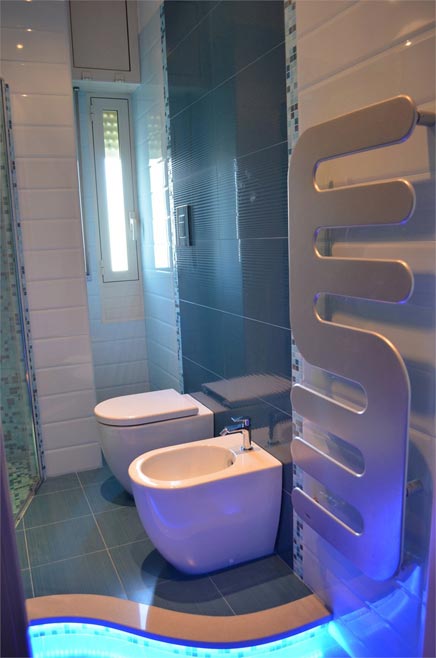 Kleines Badezimmer mit Blautönen Kleines Badezimmer mit Blautönen