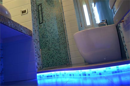 Kleines Badezimmer mit Blautönen