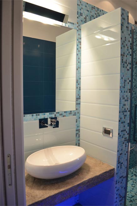 Kleines Badezimmer mit Blautönen Kleines Badezimmer mit Blautönen