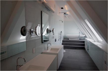 Moderne langwerpige badkamer