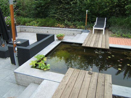 Enge Garten mit einem Teich von Berthe