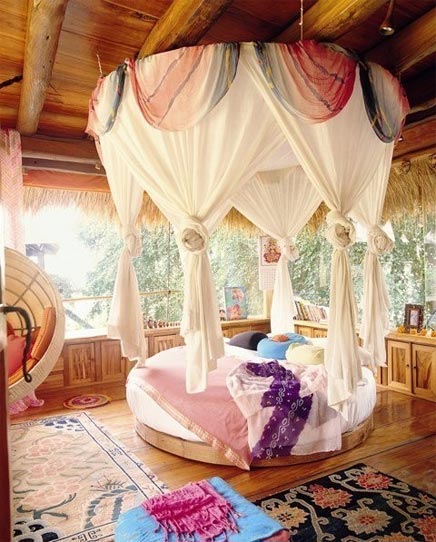 Tropical Schlafzimmer mit rundem Bett