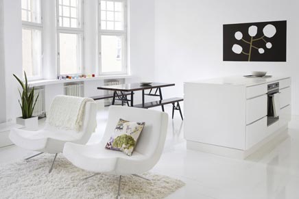 Weiß Wohnzimmer mit offener weiß Küche 