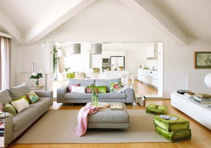 Wohnzimmer: weiß mit grau, rosa und grünen Akzenten