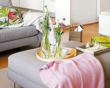 Wohnzimmer: weiß mit grau, rosa und grünen Akzenten