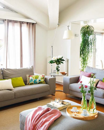 Wohnzimmer: weiß mit grau, rosa und grünen Akzenten Wohnzimmer: weiß mit grau, rosa und grünen Akzenten