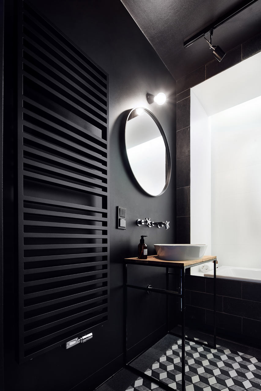 Een Stijlvolle Badkamer Met Een Prachtig Zwart Plafond