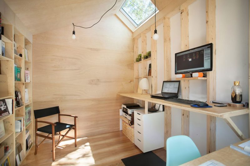 Architect heeft zijn kantoor ingericht in een houten tuinhuis van zijn tuin!