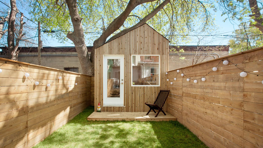 Praktisch Sympton doen alsof Architect heeft zijn kantoor ingericht in een houten tuinhuis van zijn tuin!  | Inrichting-huis.com