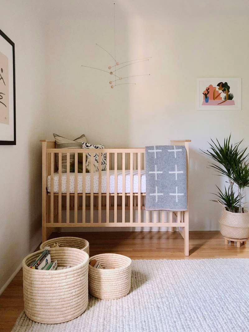 Jen Szeto van @windowofimagination geeft deze fijne babykamer ontworpen, met vooral natuurlijke materialen en kleuren.