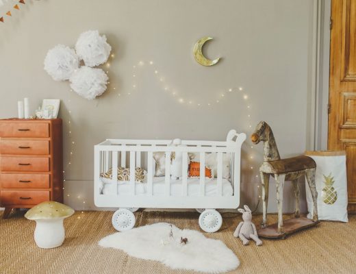 Babykamer met mooie kleuren, materialen en meubels
