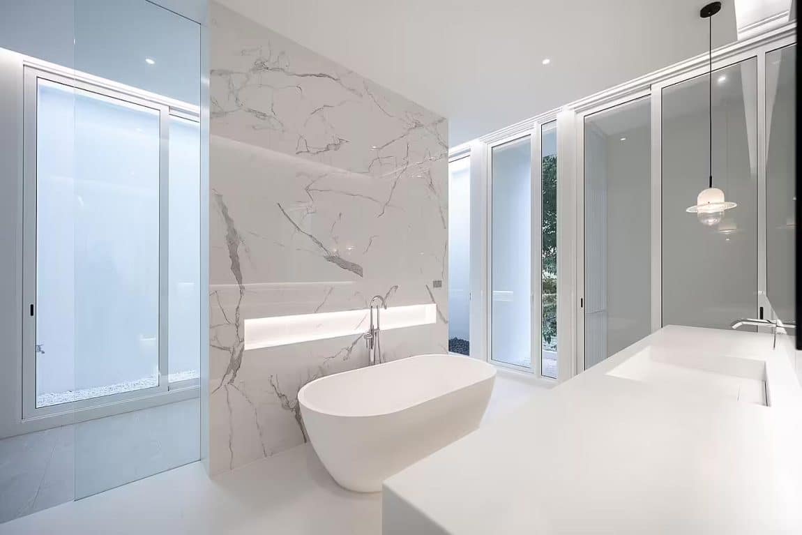 bad tegen scheidingswand nisje badkamer