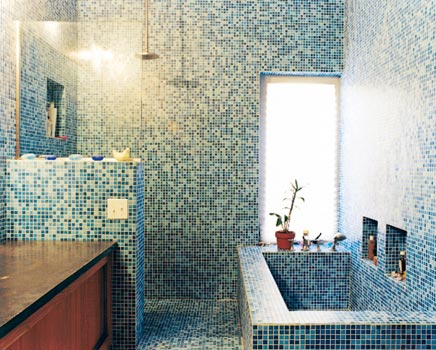 Badkamer van blauwe mozaiek tegeltjes