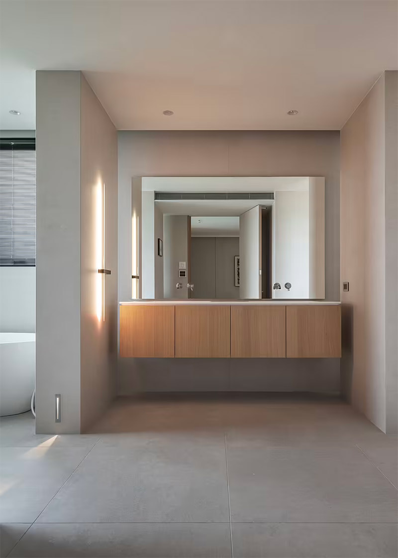 badkamer grijze tegels zwevende houten badmeubel