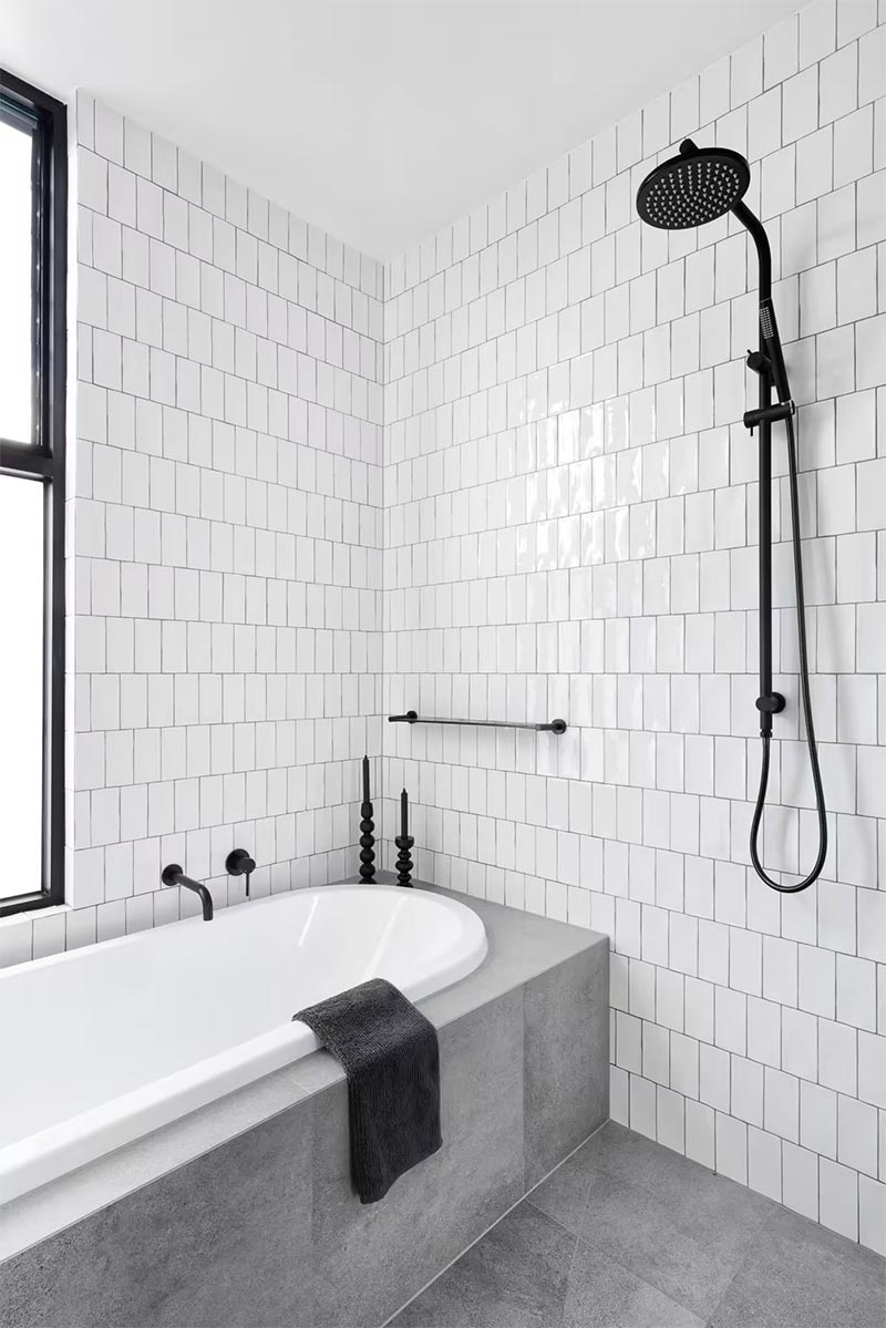 badkamer grijze vloertegels witte wandtegels zwarte details