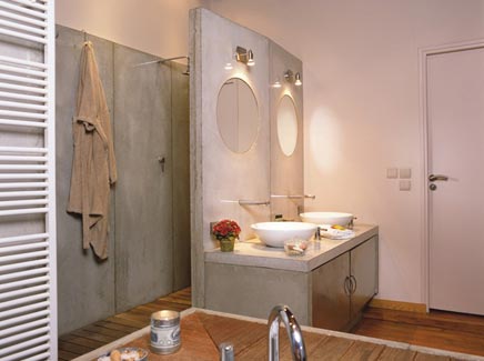 Badkamer met hout en beton