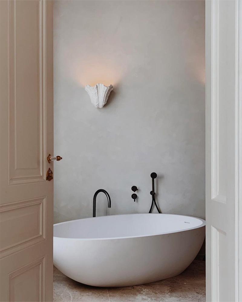 Limewash verf van Bauwerk Colour kan je zelfs in de badkamer toepassen.
