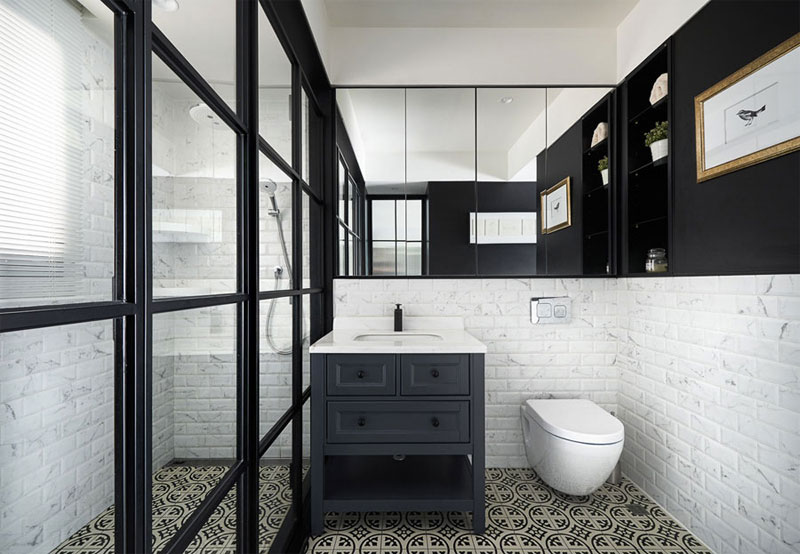 De witte metro tegels in deze mooie badkamer hebben een stijlvolle marmerlook.
