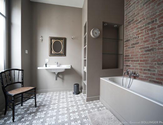 Badkamer ontwerp met een bakstenen muur