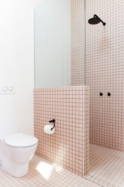 Moderne badkamer met witte en roze tegels