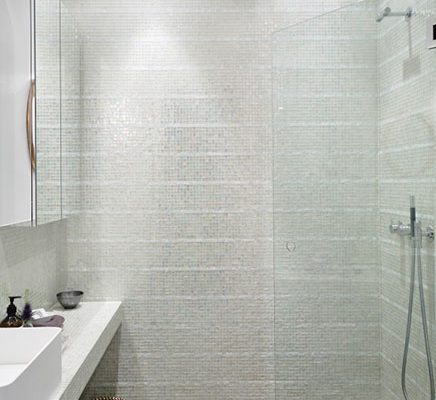 Badkamer met transparante glazen mozaïek tegeltjes