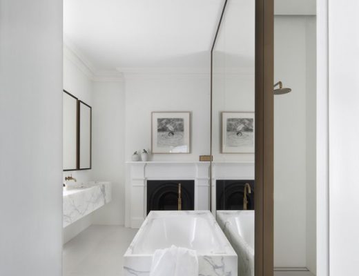 Badkamer met wit, marmer en goud