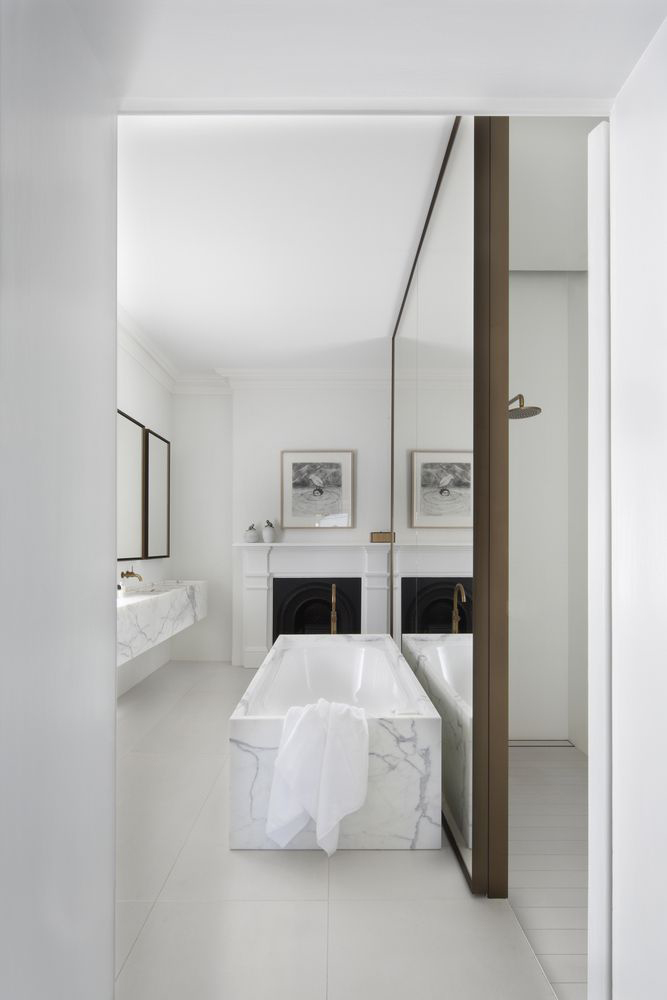 Badkamer met wit, marmer en goud