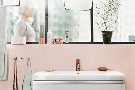 Badkamer met zwarte en roze accenten