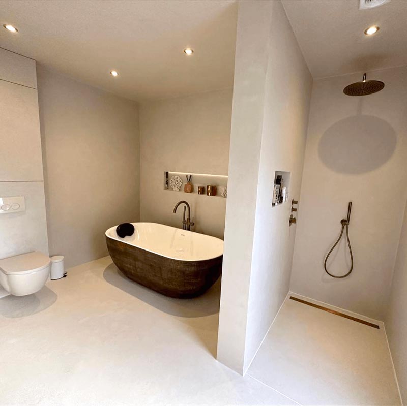 Stucmeesters verzorgde de beton ciré vloer en wanden in deze luxe badkamer.