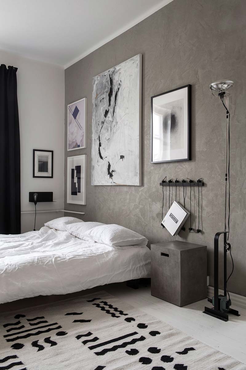 betonlook muur in slaapkamer achter bed