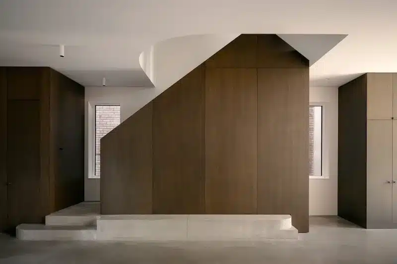 betonlook trap houten wand woonkamer