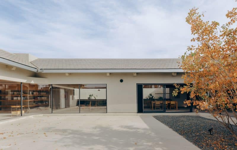 betonnen binnenplaats moderne woning