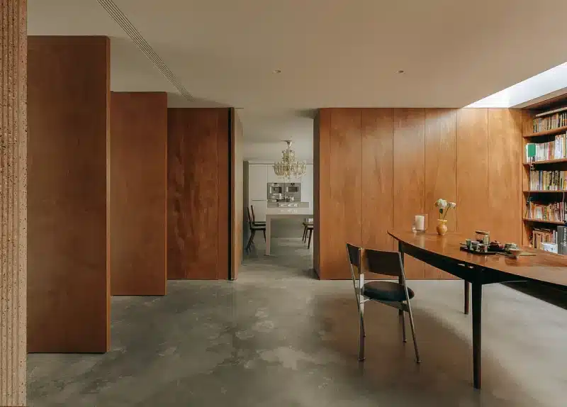 betonnen vloer interieur houten wanden