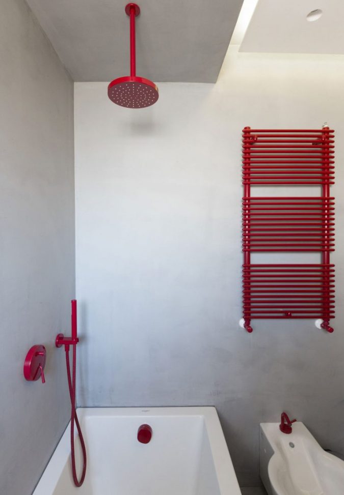 betonstuc-badkamer-rood-sanitair