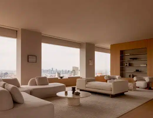 Binnenkijken in een ingetogen interieur vol hout, marmer en natuurlijke materialen