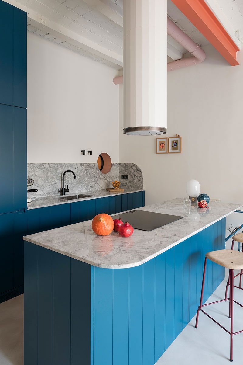 Binnenkijken in het vrolijke en mooie appartement van Spaanse architect  Andrea Serboli