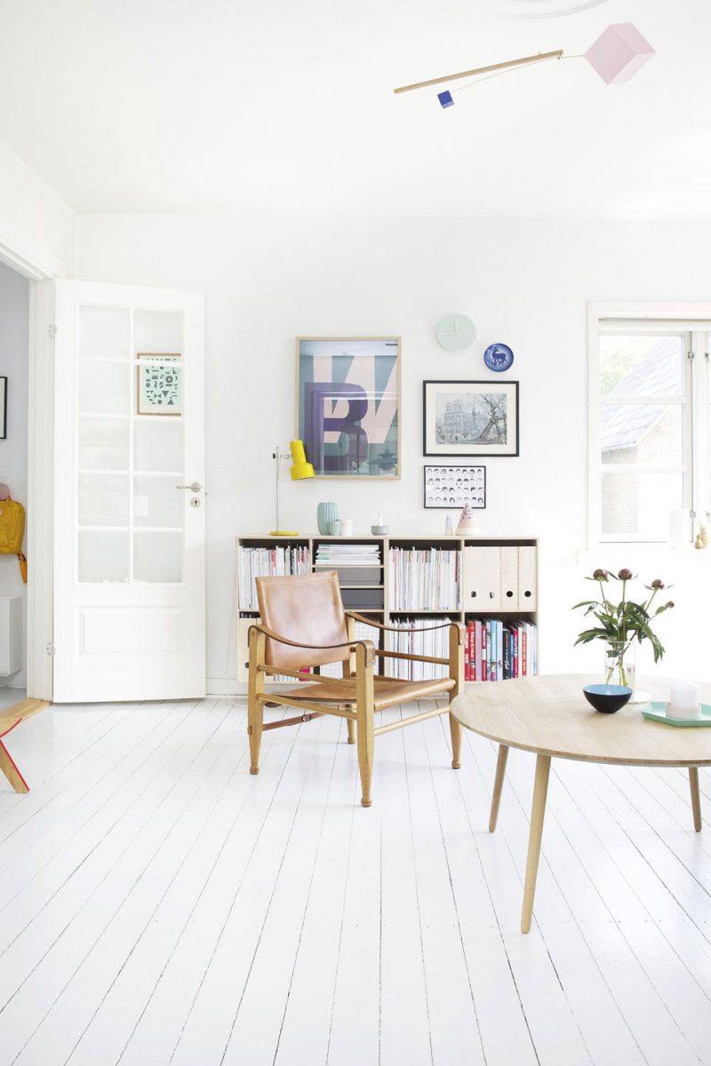 Binnenkijken in het witte kleurrijke huis van Louise & Jesper