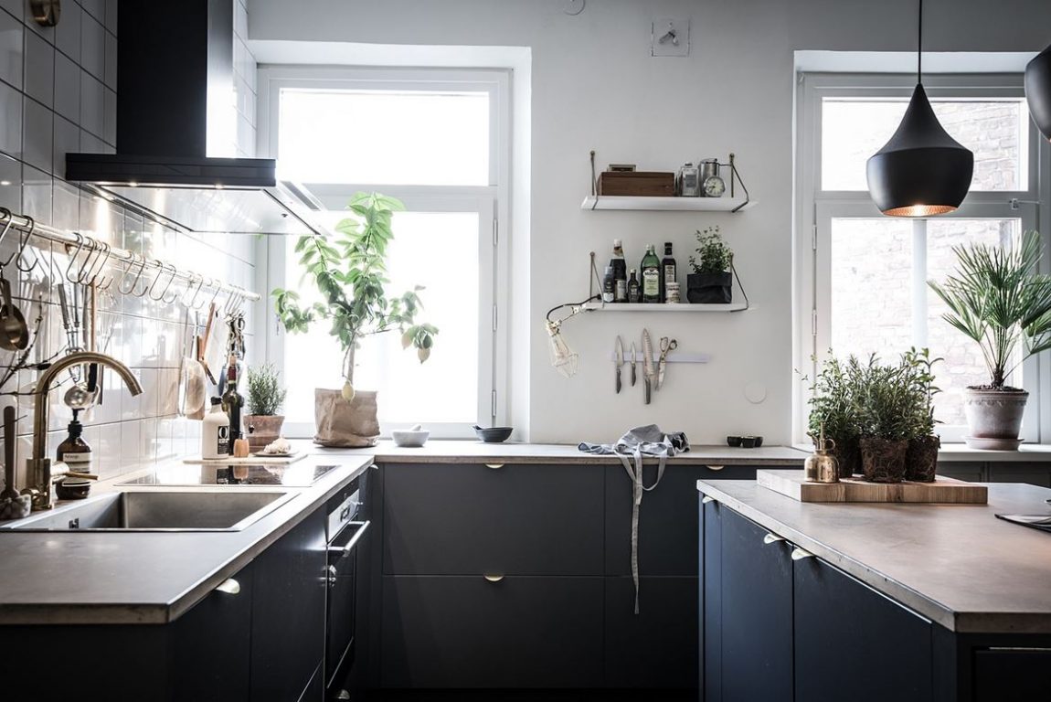 Blauwe keukenkasten dun betonnen keukenblad
