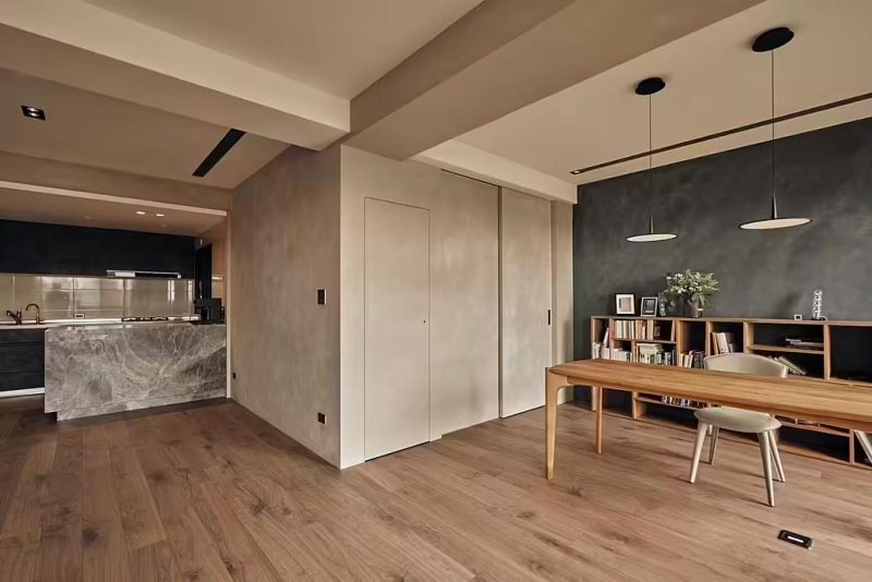 Aworkdesign.Studio heeft in dit appartement gekozen om de blinde deur dezelfde betonlook te stucen als de wanden.