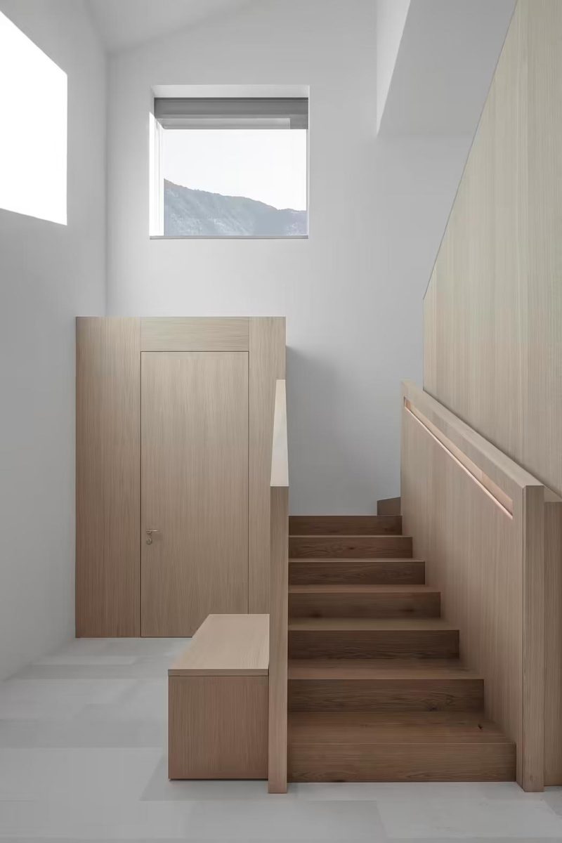 De blinde deur en de prachtige trap vormen in dit interieur een mooi samenhangend geheel - een ontwerp van Pavol Mikolajcak | Fotografie: Gustav Willeit