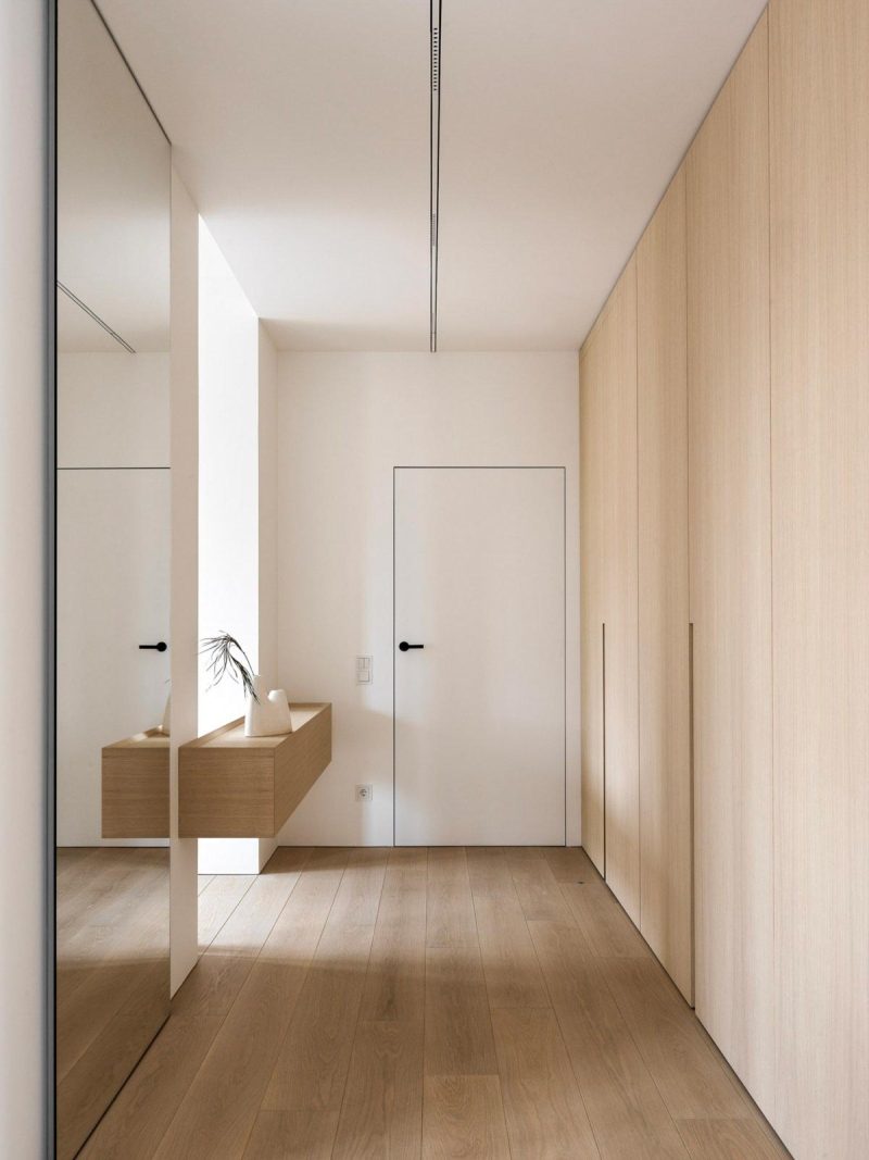 In deze ruime hal heeft Babayants Architects gekozen voor een strakke witte blinde deur |Fotografie: Sergey Krasyuk