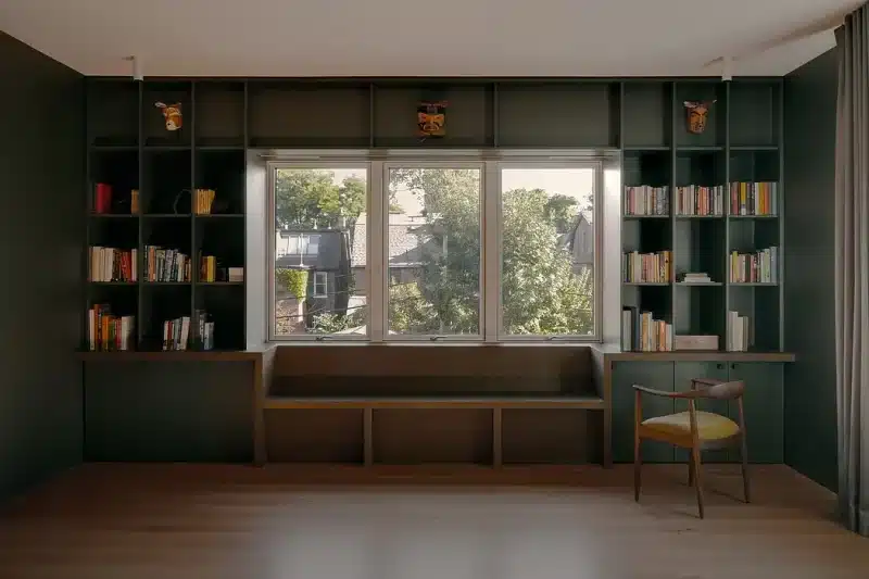 boekenkast rondom raam ingebouwde vaste bank