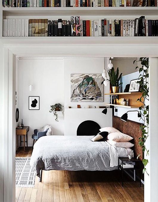 Boekenplanken boven deur in slaapkamer