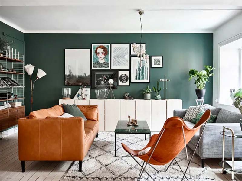 Cognac kleur en groen blijft een mooie combinatie in huis.