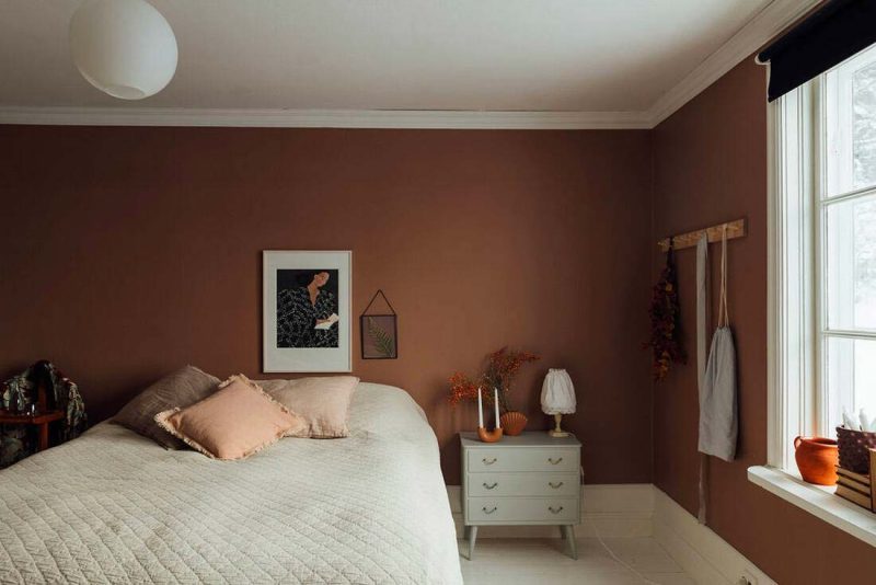 Mooie cognac kleur muren in een sfeervolle slaapkamer