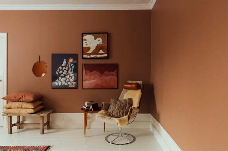 Een cognac kleur muur straalt heel veel sfeer en warmte uit.