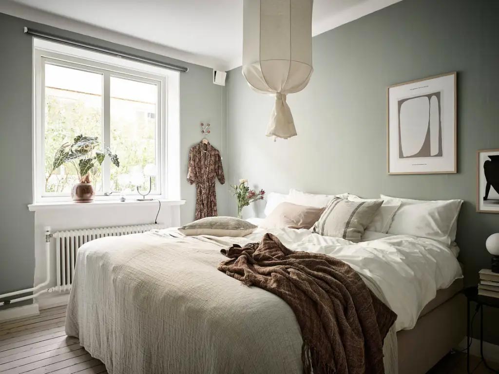 comfortabele slaapkamer groene muren